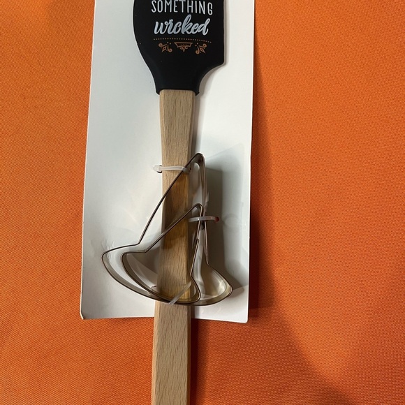 Wicked Black and Silver Spatula with Cookie Cutters - Picture 7 of 8